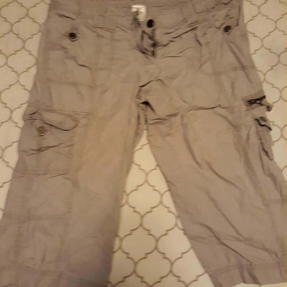 Women's cargo type capris